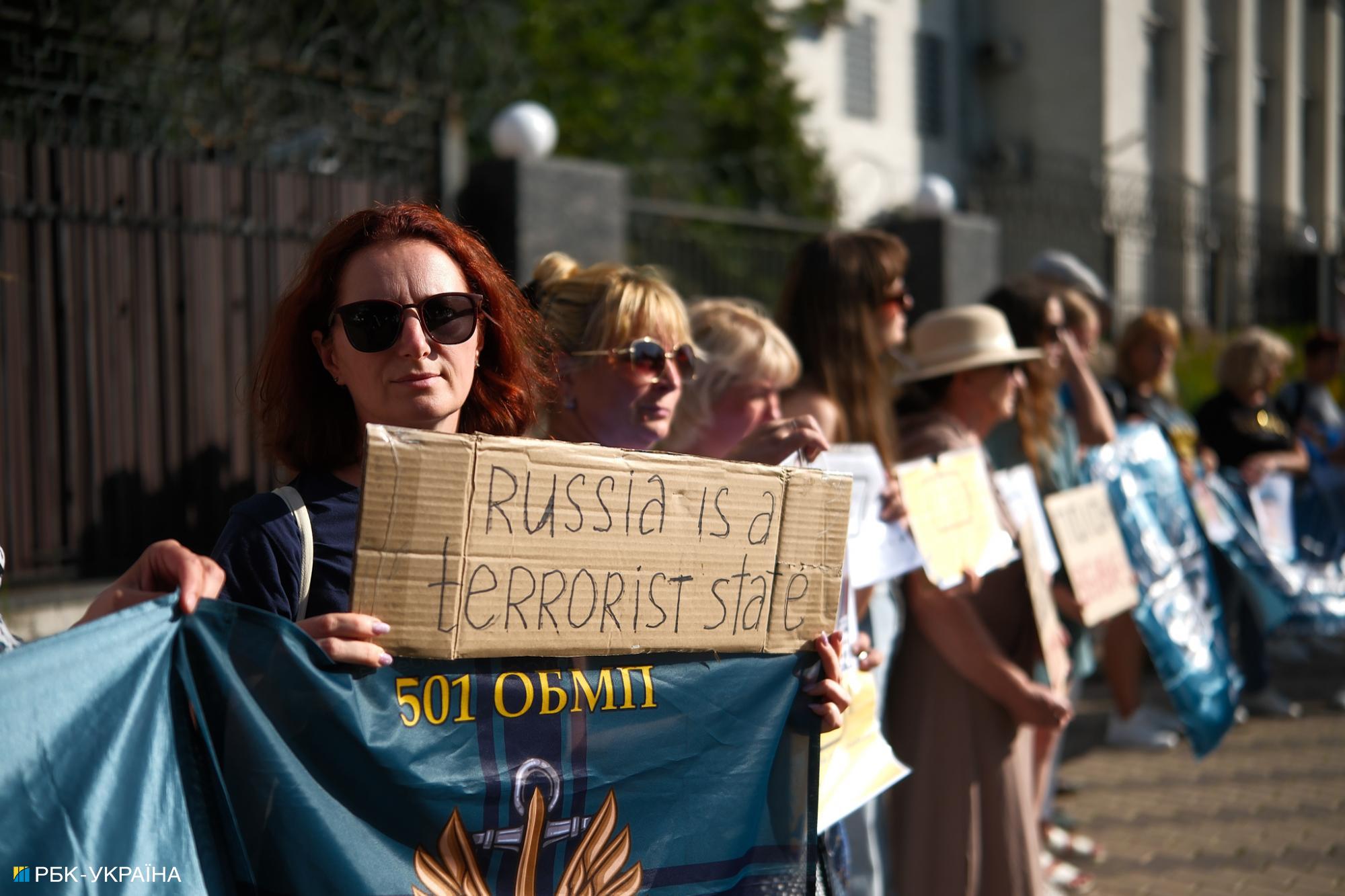 "Если будем молчать, нам вернут замученные тела". Как родственники пленных добиваются освобождения близких